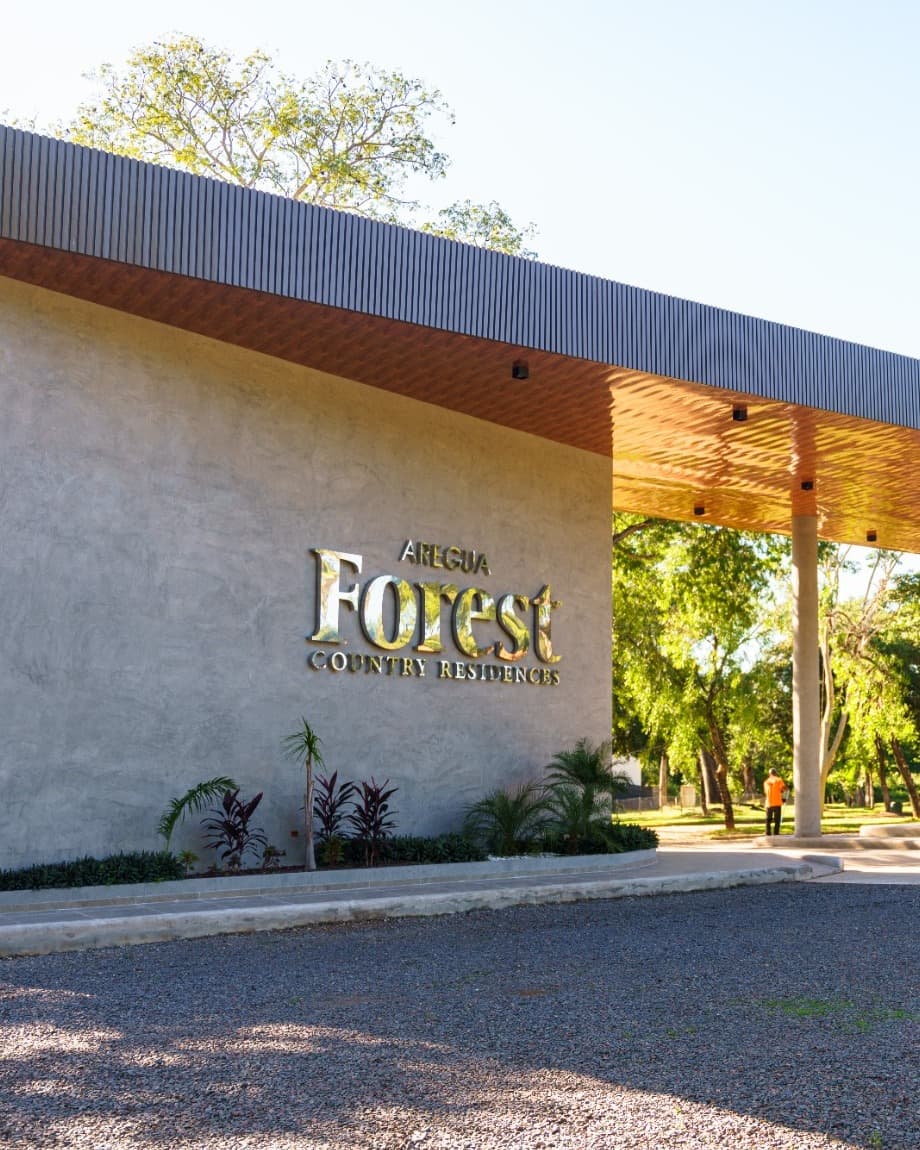 Areguá Forest — pórtico de acceso principal